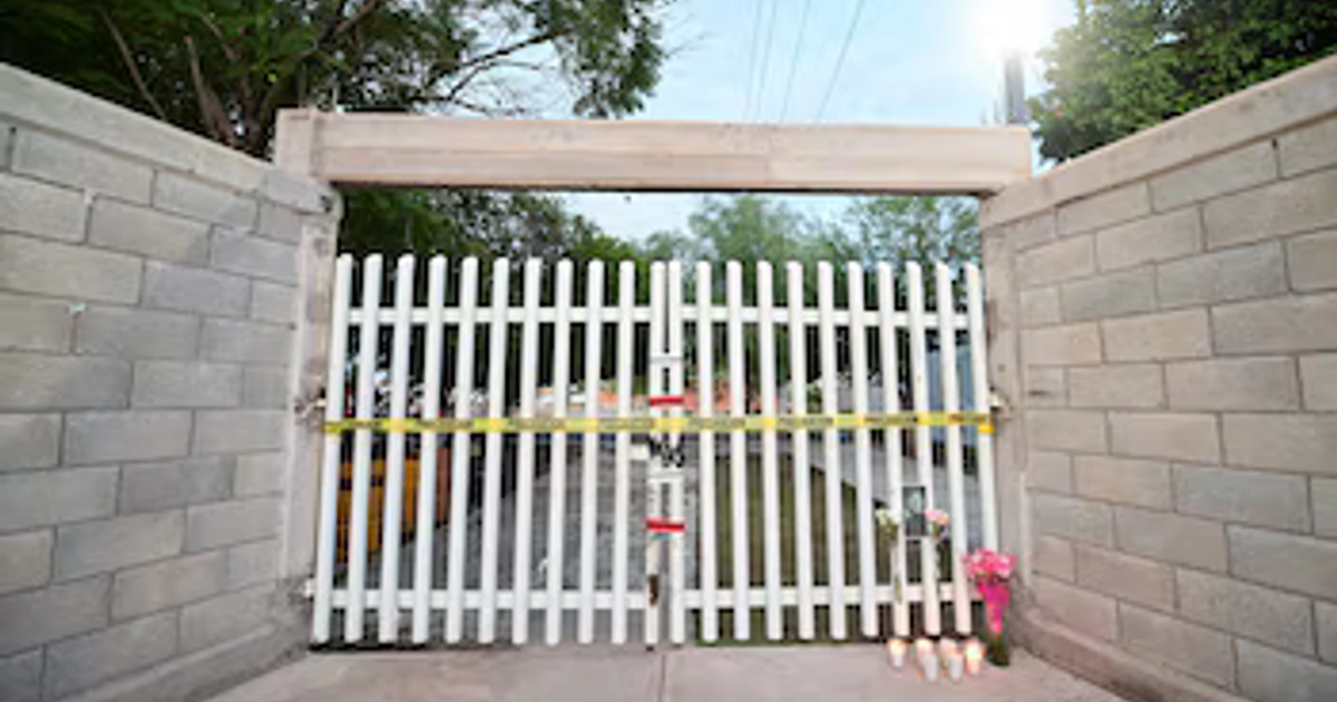Dos jóvenes irrumpieron en la escuela secundaria número 13, ubicada en el Ejido La Unión, y asesinaron a la subdirectora del plantel. Los agresores, hermanos y exalumnos de la escuela, también hirieron a otras tres personas, una de ellas de gravedad. El fiscal de Coahuila, Federico Fernández, informó que durante el ataque utilizaron armas blancas y una especie de petardos. Los agresores fueron aprehendidos. REUTERS/Enrique Terrazas