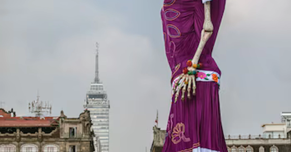 CIUDAD DE MÉXICO, 29OCTUBRE2026.- Últimos detalles de la Catrina gigante de 32 metros en el Zócalo a horas de ser inaugurado para acceso al público transeúntes aprovechan para tomar fotos.FOTO: ANDREA MURCIA /CUARTOSCURO.COM