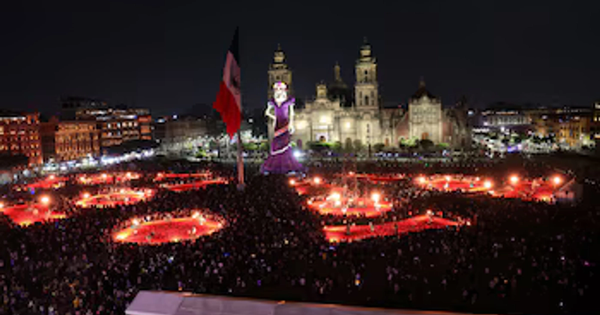 Una multitud asiste a la inauguración de la ofrenda monumental por el Día de Muertos en el Zócalo de la Ciudad de México frente a la Catedral Metropolitana. (Gobierno CDMX)