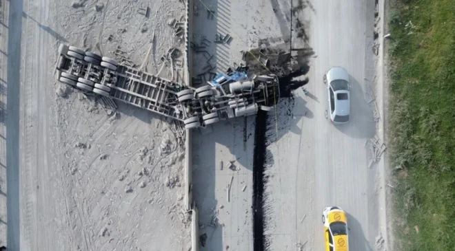 Vuelca tráiler con cemento en la México-Puebla; mueren dos personas y tres resultan heridas