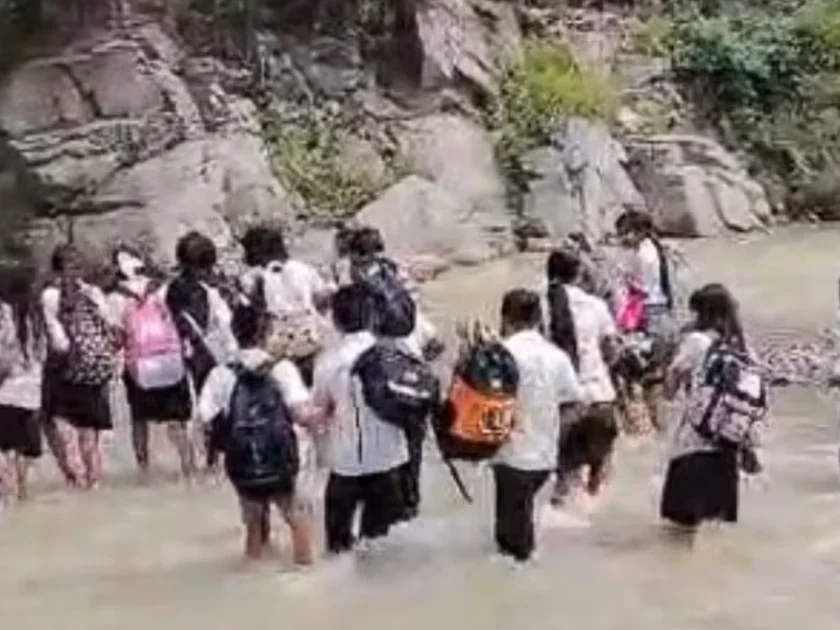 En la comunidad serrana de Santa Elena, en el municipio de San Miguel Totolapan, en la región de la Tierra Caliente, que los estudiantes lleguen a su salón de clases todos los días representan una travesía. (28/10/26) Foto: Especial.