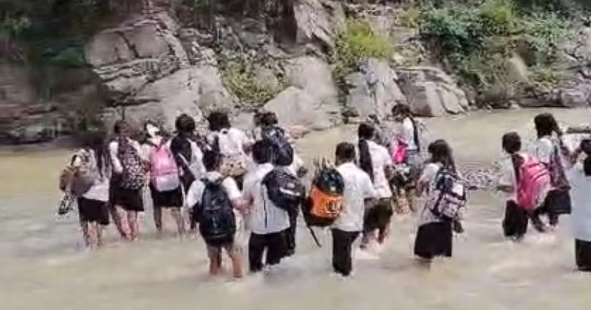 En la comunidad serrana de Santa Elena, en el municipio de San Miguel Totolapan, en la región de la Tierra Caliente, que los estudiantes lleguen a su salón de clases todos los días representan una travesía. (28/10/26) Foto: Especial.