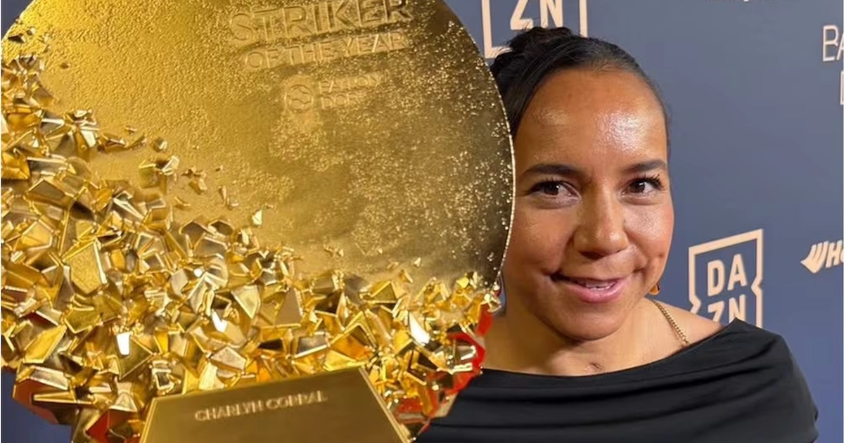Charlyn Corras con su histórico galardón a la Mejor Delantera del Año - Foto: Tuzas del Pachuca