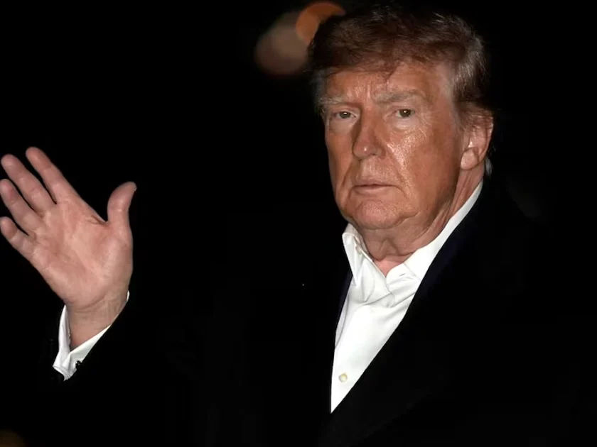 US President Donald Trump walks on the South Lawn at the White House upon his return from a campaign rally in Michigan in Washington, DC, USA, 25 October 2026. Foto: EFE