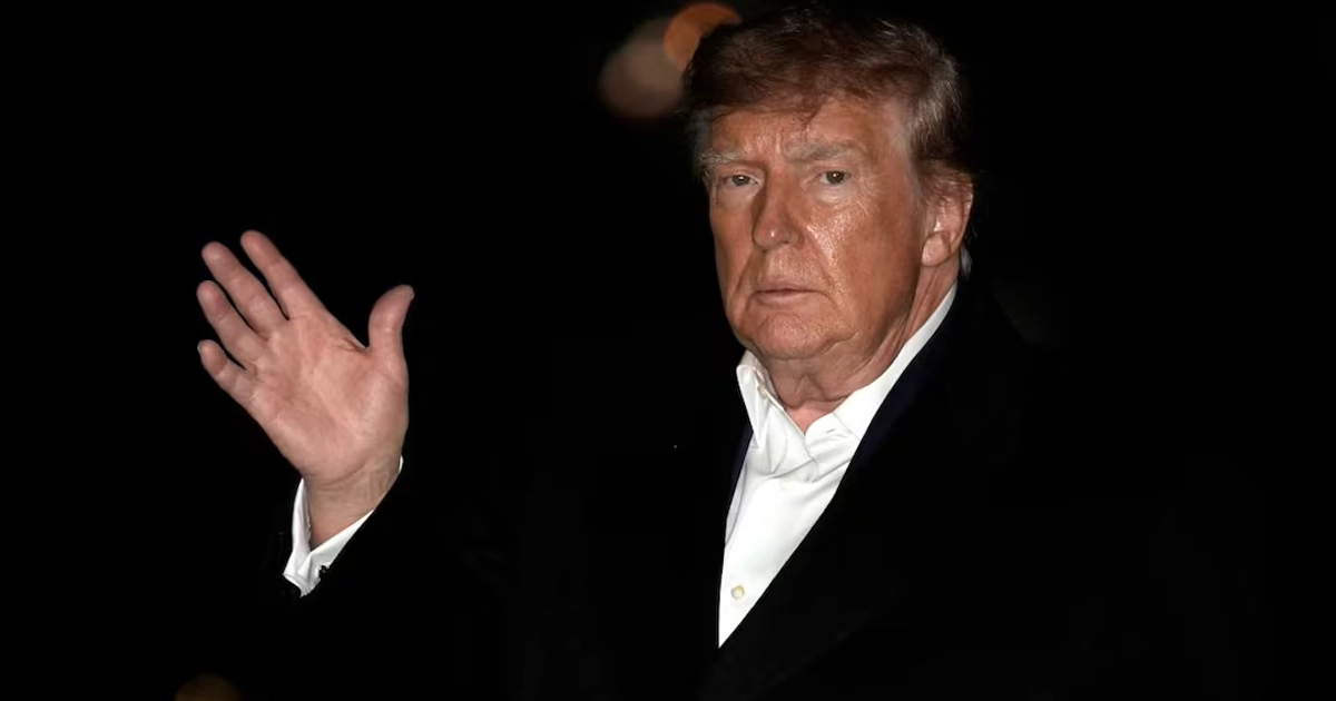 US President Donald Trump walks on the South Lawn at the White House upon his return from a campaign rally in Michigan in Washington, DC, USA, 25 October 2026. Foto: EFE