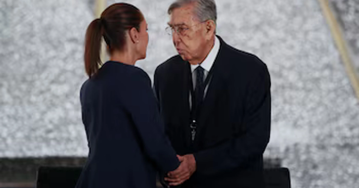 La presidenta de México, Claudia Sheinbaum, y Cuauhtémoc Cárdenas conversan durante un acto conmemorativo del 87.º aniversario de la petrolera estatal PEMEX, fundada tras la expropiación de empresas petroleras extranjeras, en la Ciudad de México, México, el 18 de marzo de 2025. REUTERS/Henry Romero
