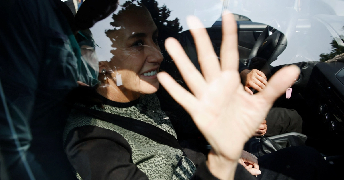 La presidenta de México, Claudia Sheinbaum, sale del Panteón Francés tras asistir al velorio de Cuauhtémoc Cárdenas. REUTERS/Luis Cortes