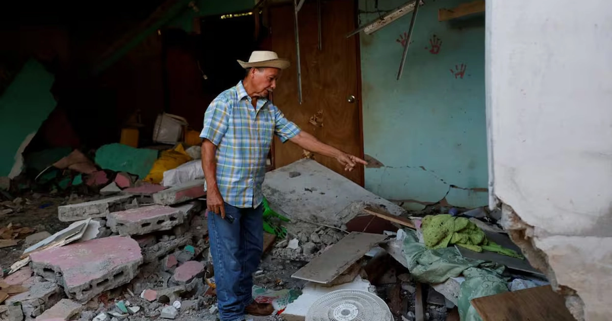 Pedro Frías Castillo señala restos en el interior de su casa, donde vivía con su esposa Elena Barría Vargas y que fue afectada por el terremoto de magnitud 7.7, en Macaracas, provincia Los Santos Panamá, el pasado viernes 9 de octubre de 2026. Foto: EFE/ Bienvenido Velasco
