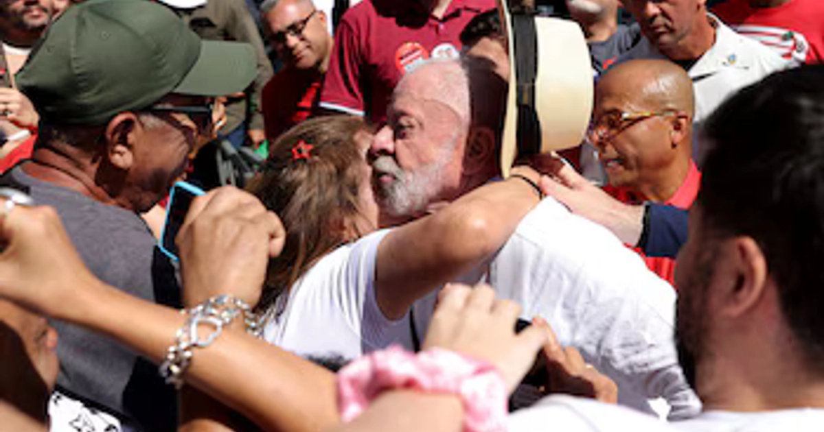 Lula saluda a sus seguidores tras votar este domingo en San Pablo (REUTERS/Amanda Perobelli)