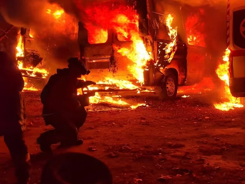 En esta imagen proporcionada por los Servicios Ucranianos de Emergencia el martes 6 de octubre de 2026, rescatistas extinguen un incendio en ambulancias tras un ataque ruso a un centro médico en Kramatorsk, Ucrania. (Servicios Ucranianos de Emergencia via AP)