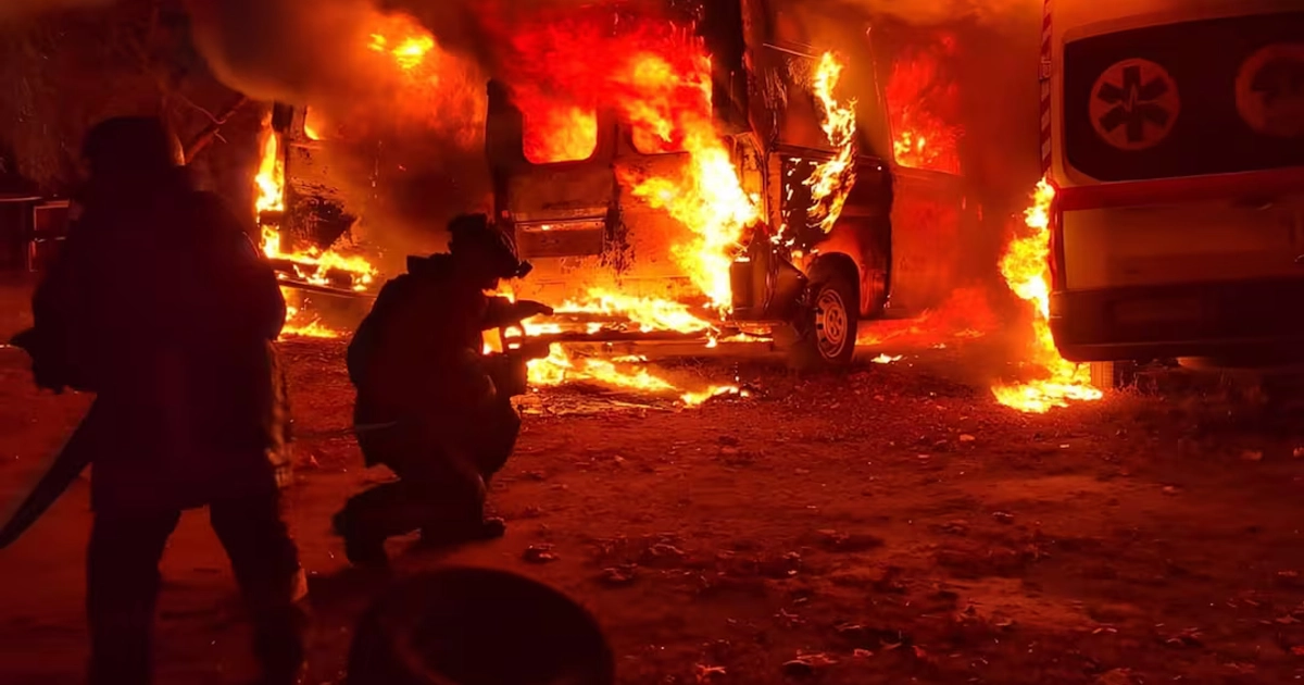 En esta imagen proporcionada por los Servicios Ucranianos de Emergencia el martes 6 de octubre de 2026, rescatistas extinguen un incendio en ambulancias tras un ataque ruso a un centro médico en Kramatorsk, Ucrania. (Servicios Ucranianos de Emergencia via AP)