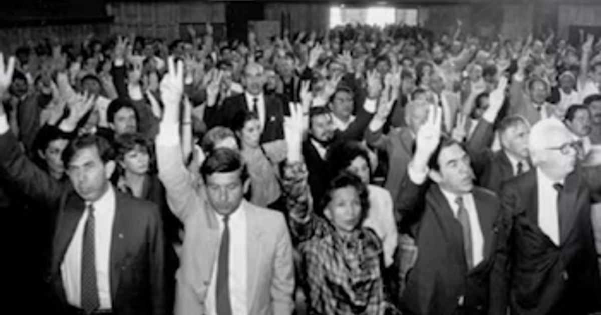Con el ingeniero Cuauhtémoc Cárdenas y el ingeniero
Heberto Castillo, AMLO fundó el PRD el 5 de mayo de 1989. (Foto: Esto Soy)