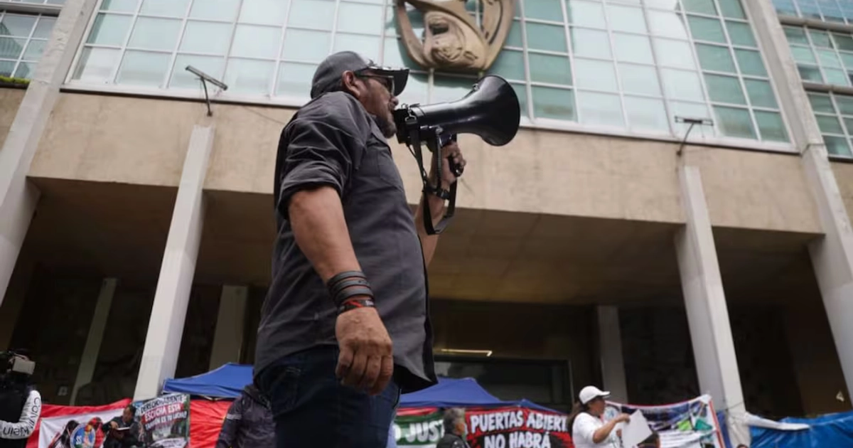 Trabajadores del Instituto Mexicano del Seguro Social (IMSS) bloquearon de forma intermitente Avenida Paseo de la Reforma, a la altura de las oficinas centrales de dicha dependencia, el 16 de octubre de 2026. Foto: Carlos Mejía / EL UNIVERSAL