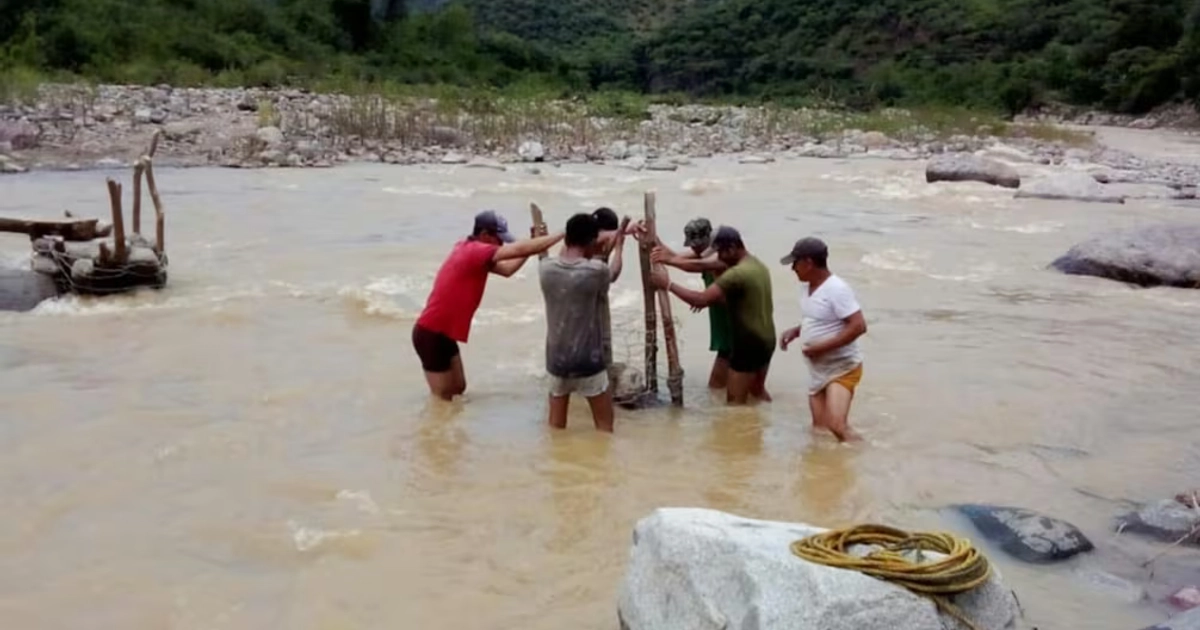 En los últimos días esa travesía se volvió más riesgosa, las lluvias provocaron que el caudal del río creciera y el riesgo aumentara. (28/10/26) Foto: Especial.