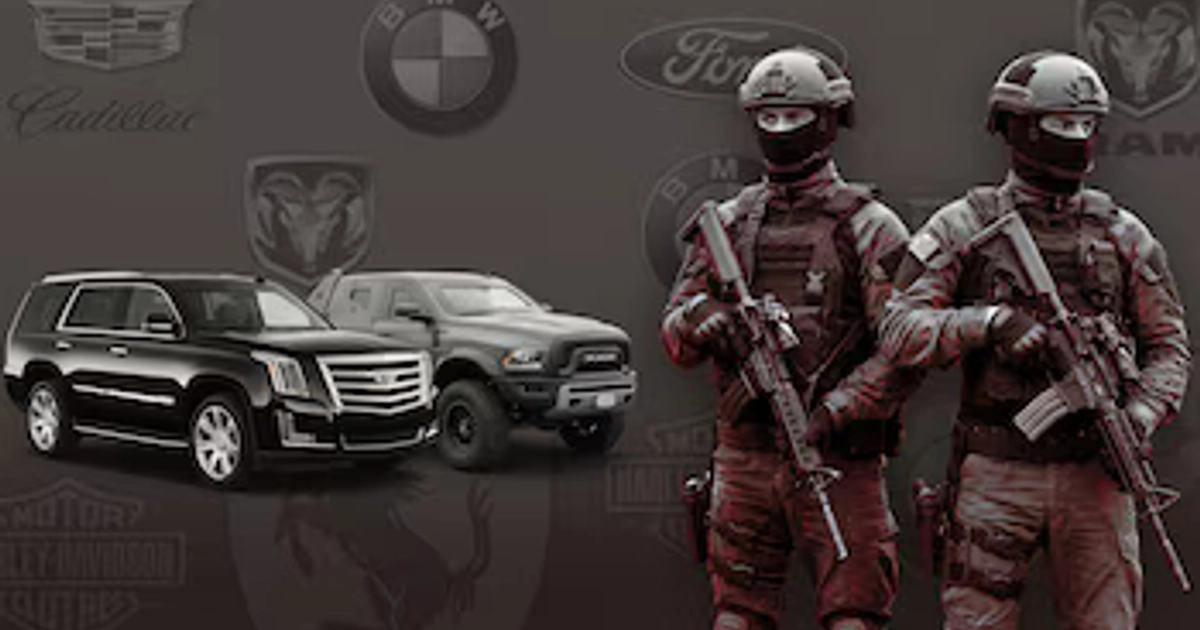 Dos personas con equipo táctico y fusiles permanecen en guardia junto a dos vehículos todoterreno sobre un fondo con insignias automotrices. (Imagen Ilustrativa Infobae)