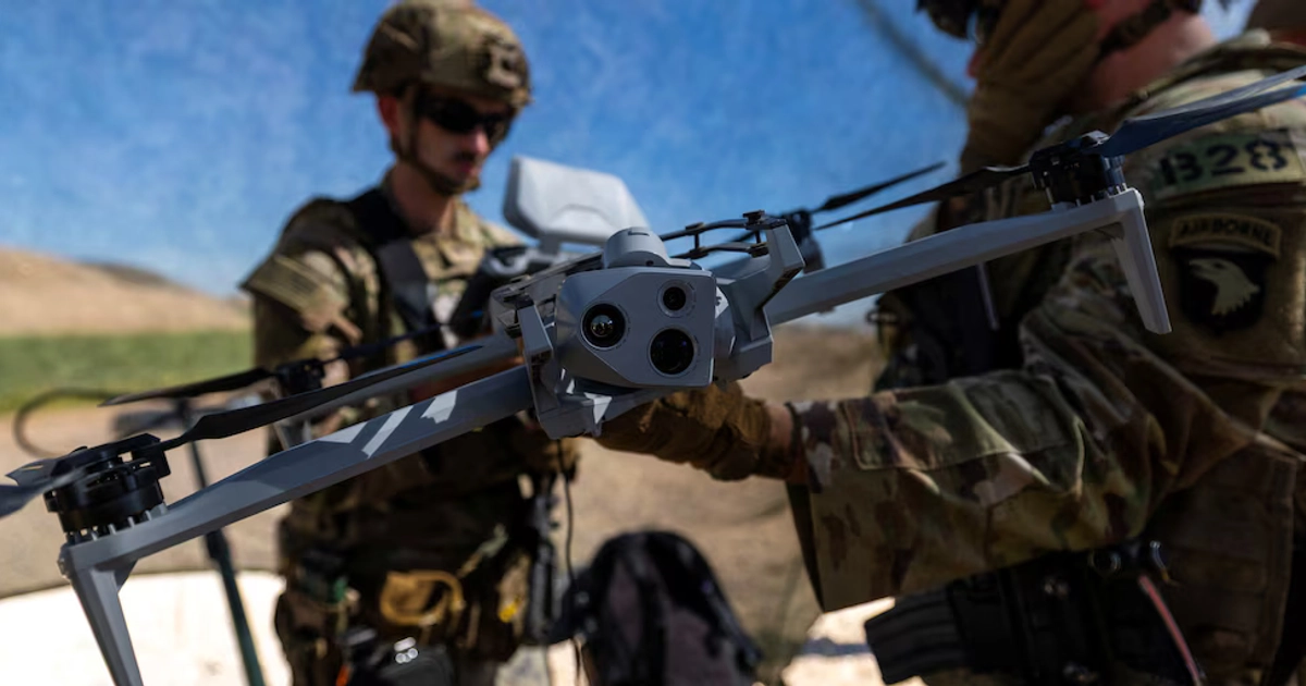 Las pruebas militares en Yuma y el derribo de drones de cárteles con láseres revelan una presencia operativa que México observa con recelo, en medio de un debate inconcluso sobre los límites de la cooperación binacional en materia de seguridad. REUTERS/Mike Blake