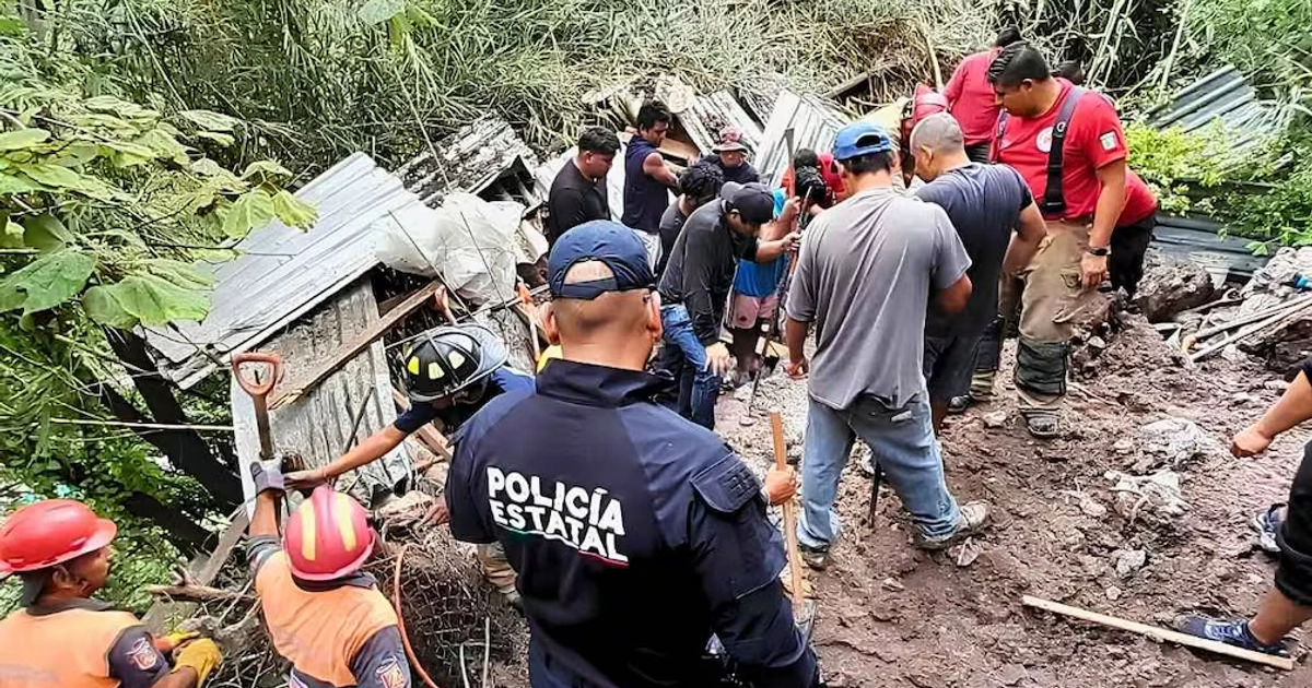 Una barda colapsó y cayó, debido al reblandecimiento de la tierra por loas lluvias. | Foto: Arturo de Dios Palma.