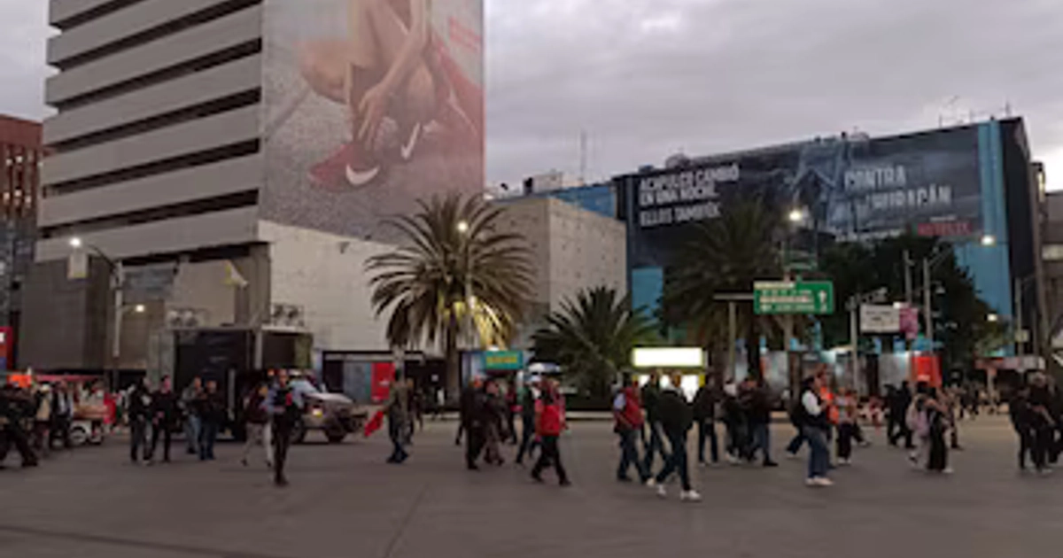 La marcha de los trabajadores del IMSS avanza sobre Paseo de la Reforma. Crédito: X/ @OVIALCDMX