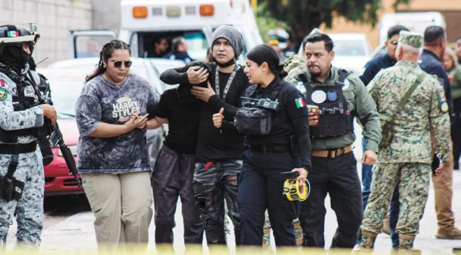 “Vamos por las mujeres”; hermanos armados atacan secundaria de Torreón y matan a subdirectora