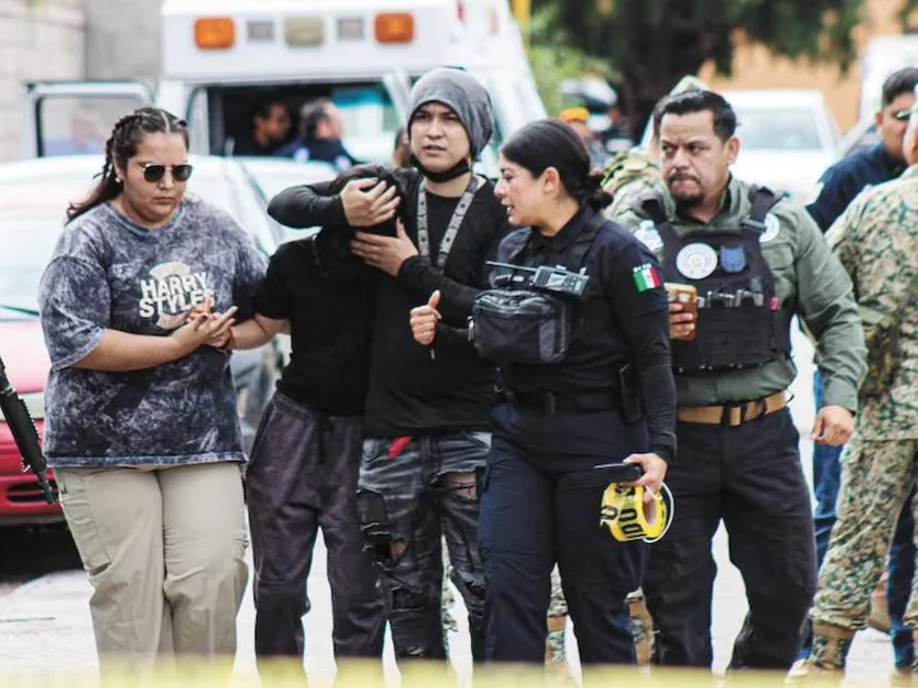 Dos hermanos de 18 años, armados con machetes y explosivos, irrumpieron en una secundaria de Torreón, Coahuila, y mataron a la subdirectora del plantel e hirieron a cuatro personas. Los jóvenes fueron detenidos por la comunidad, que llegó a la escuela tras escuchar explosiones. Un día antes, uno de los hermanos publicó en redes sociales el mensaje: “Ya me toca a mí”, junto con fotos de la ropa y armas que utilizó. El fiscal indicó que los responsables idolatraban a figuras que cometieron este tipo de ataques. Foto: FRANCISCO RODRÍGUEZ/EL UNIVERSAL