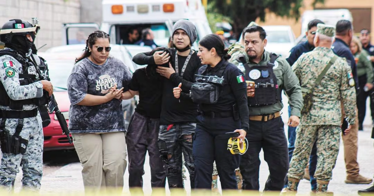 Dos hermanos de 18 años, armados con machetes y explosivos, irrumpieron en una secundaria de Torreón, Coahuila, y mataron a la subdirectora del plantel e hirieron a cuatro personas. Los jóvenes fueron detenidos por la comunidad, que llegó a la escuela tras escuchar explosiones. Un día antes, uno de los hermanos publicó en redes sociales el mensaje: “Ya me toca a mí”, junto con fotos de la ropa y armas que utilizó. El fiscal indicó que los responsables idolatraban a figuras que cometieron este tipo de ataques. Foto: FRANCISCO RODRÍGUEZ/EL UNIVERSAL