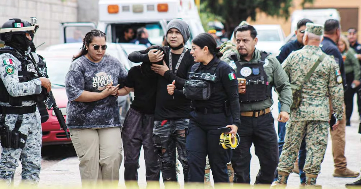 Dos hermanos de 18 años, armados con machetes y explosivos, irrumpieron en una secundaria de Torreón, Coahuila, y mataron a la subdirectora del plantel e hirieron a cuatro personas. Foto: FRANCISCO RODRÍGUEZ/EL UNIVERSAL