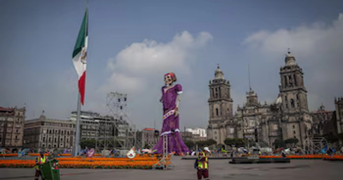 Trabajadores ultiman los detalles de la Catrina monumental de 32 metros en el Zócalo de la Ciudad de México antes de su apertura al público. (ANDREA MURCIA /CUARTOSCURO.COM)