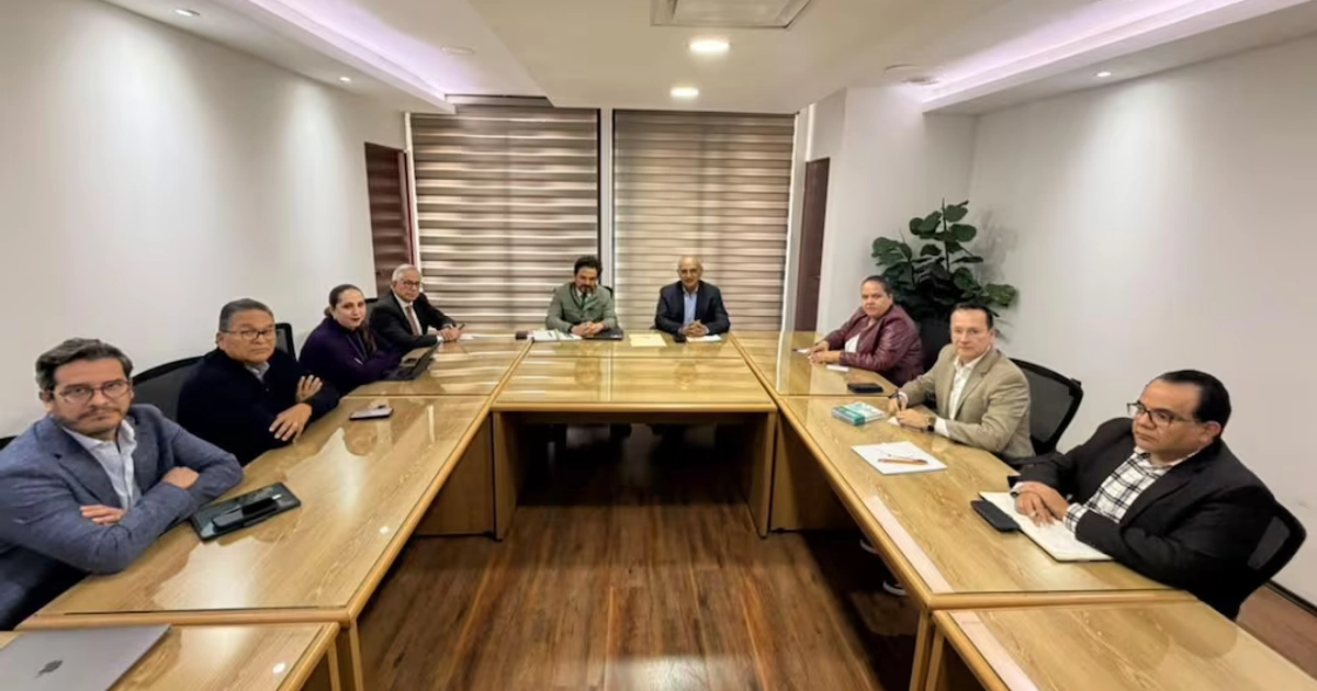 El IMSS y el sindicato Nacional de trabajadores del Seguro Social (SNTSS) instalaron la mesa de renegociación salarial, sin trabajadores (15/10/26). Foto: @Tu_IMSS