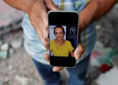 Pedro Frías Castillo sostiene un teléfono con una fotografía de su esposa Elena Barría Vargas este miércoles, en su casa que fue afectada por el terremoto de magnitud 7.7, en Macaracas, Panamá. (14/10/2026). Foto: EFE/ Bienvenido Velasco