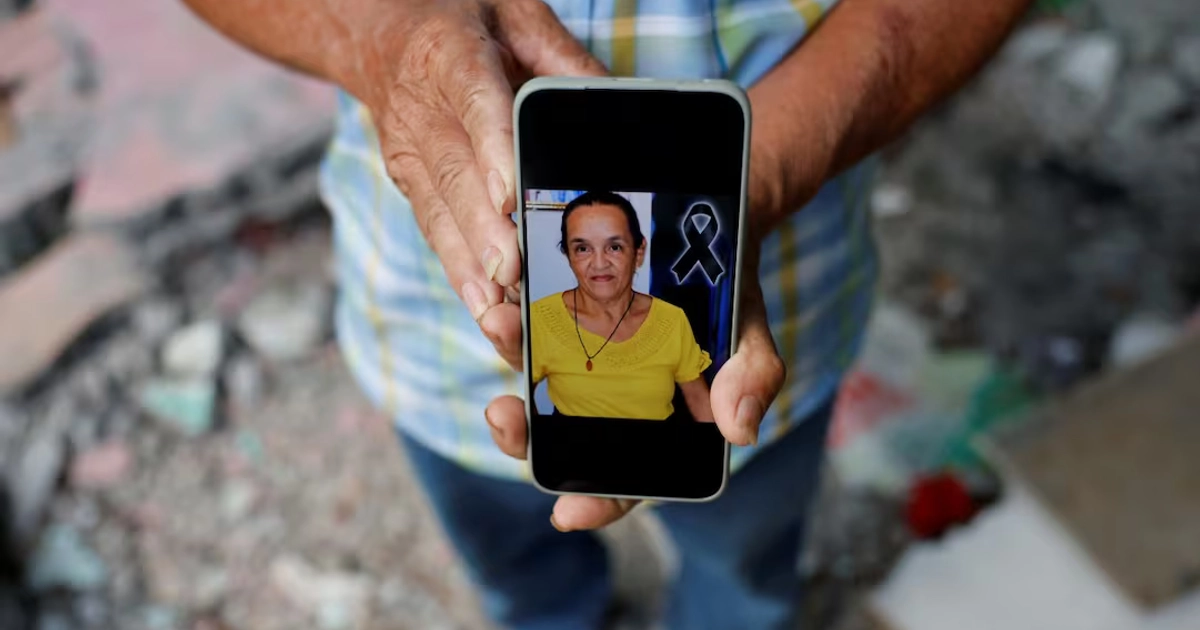 Pedro Frías Castillo sostiene un teléfono con una fotografía de su esposa Elena Barría Vargas este miércoles, en su casa que fue afectada por el terremoto de magnitud 7.7, en Macaracas, Panamá. (14/10/2026). Foto: EFE/ Bienvenido Velasco
