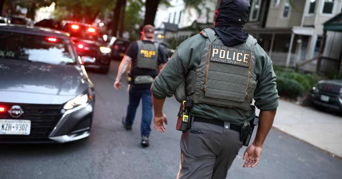 Cuerpo de policías camina cerca de la escena donde un agente de ICE disparó a un inmigrantes dominicano. (08/10/26) Foto: AFP