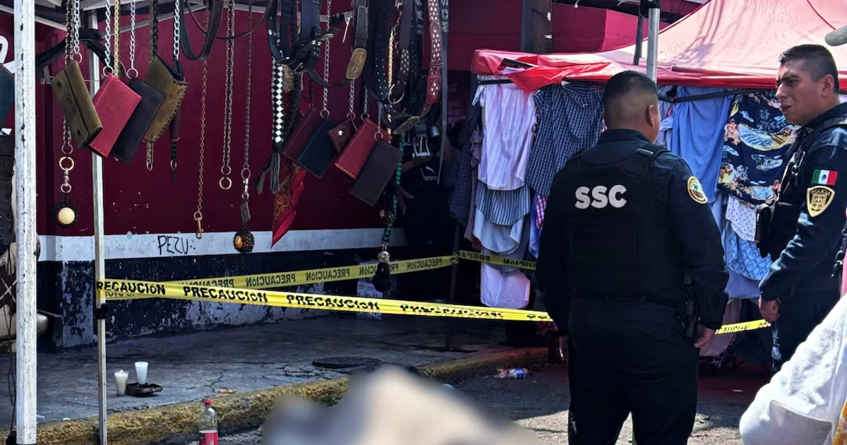 Balacera en tianguis El Salado de Iztapalapa deja a una mujer sin vida y tres lesionados. 14/10/2026. | Foto: Valente Rosas/El Universal.