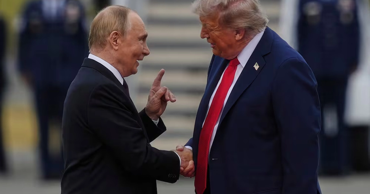 Los presidentes de EU, Donald Trump, y de Rusia, Vladimir Putin, en la Base Conjunta Elmendorf-Richardson, durante su reunión en Alaska. Foto: AP
