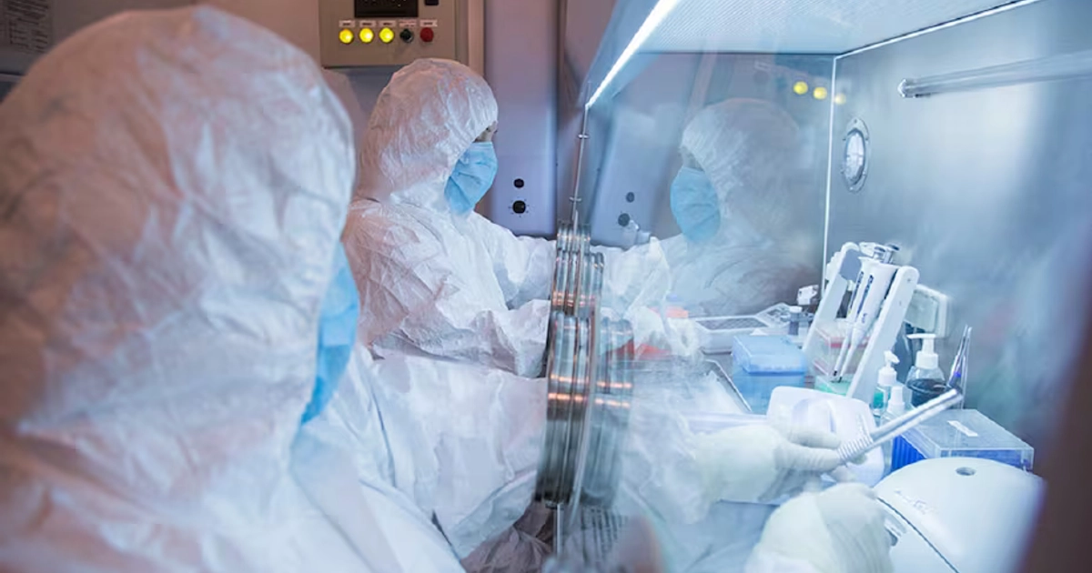 Imagen de 2019 del Instituto de Investigaciones Irkutsk, en Siberia, donde trabajaba una joven que falleció. Se investiga la posibilidad de un brote de peste pulmonar. FOTO: AP