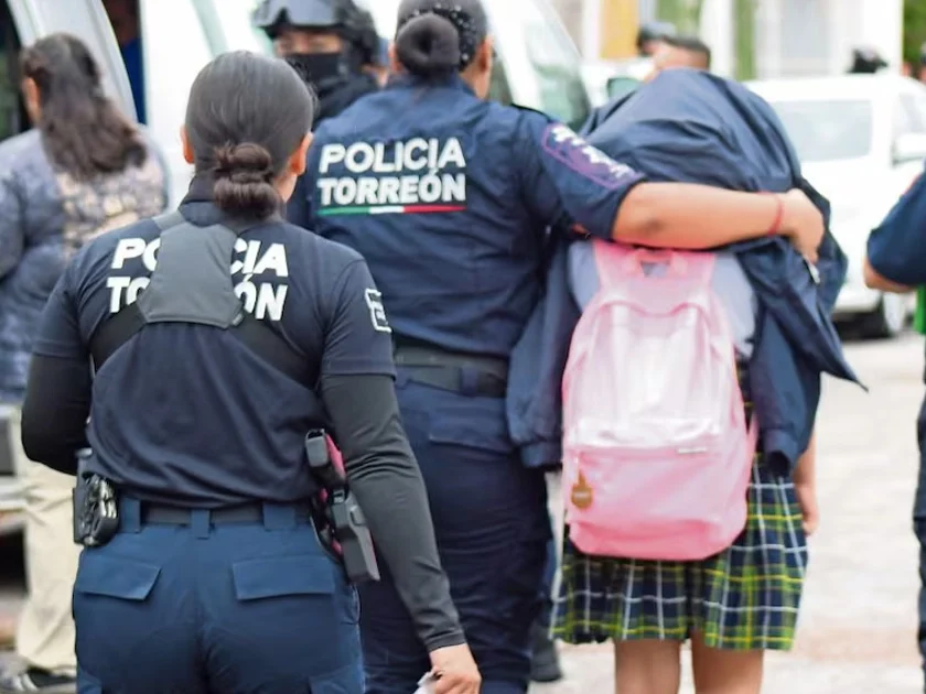 El ataque inició a las 8:45 de la mañana. Elementos de la policía municipal llegaron al lugar y atendieron a los estudiantes que se retiraron del plantel. Foto: FRANCISCO RODRÍGUEZ. EL UNIVERSAL