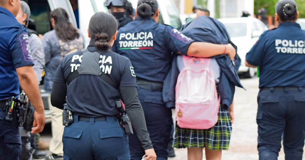 El ataque inició a las 8:45 de la mañana. Elementos de la policía municipal llegaron al lugar y atendieron a los estudiantes que se retiraron del plantel. Foto: FRANCISCO RODRÍGUEZ. EL UNIVERSAL