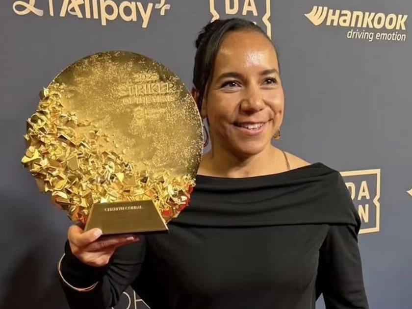 Charlyn Corral con su premio