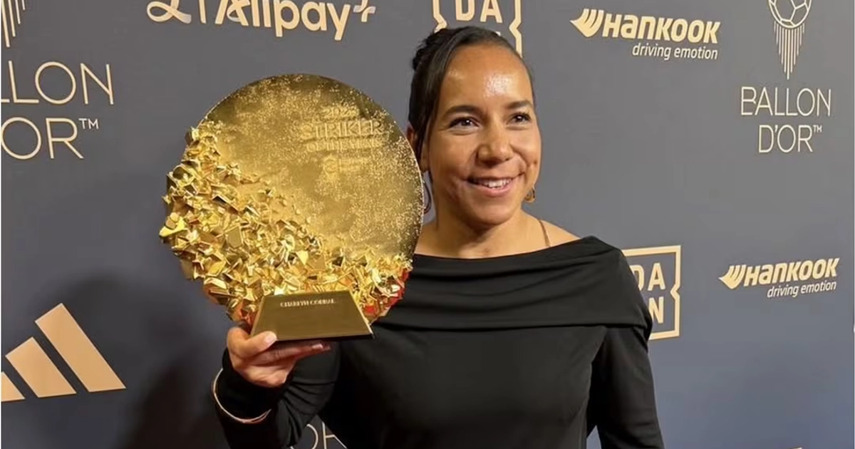 Charlyn Corral con su premio