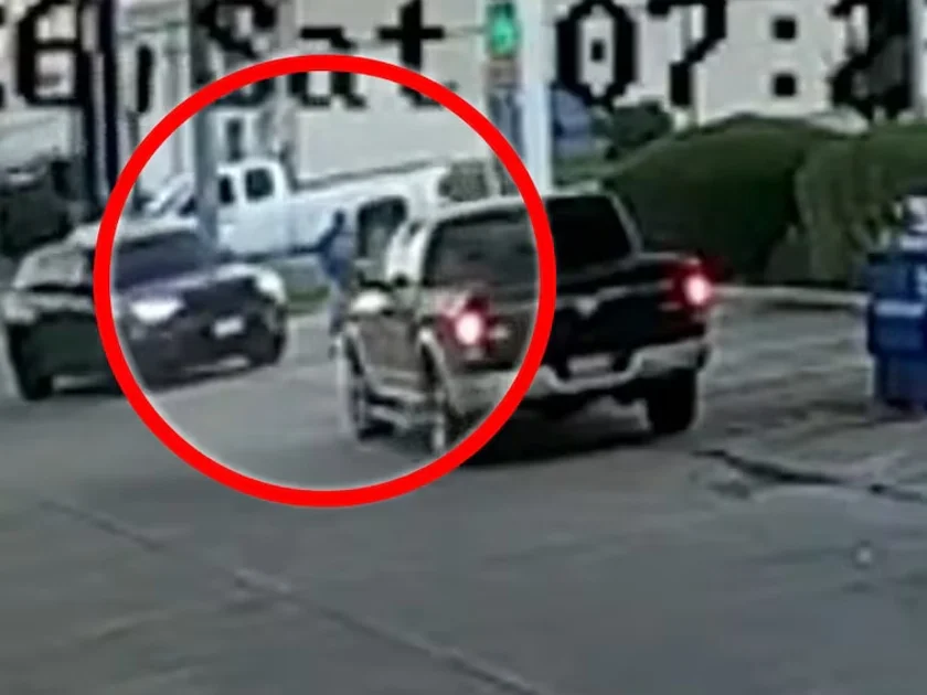 La agencia migratoria afirma que intentaba detener a una persona con antecedentes penales que viajaba en la misma camioneta. (12/01/26) Foto: Captura de video