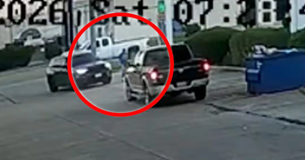 La agencia migratoria afirma que intentaba detener a una persona con antecedentes penales que viajaba en la misma camioneta. (12/01/26) Foto: Captura de video