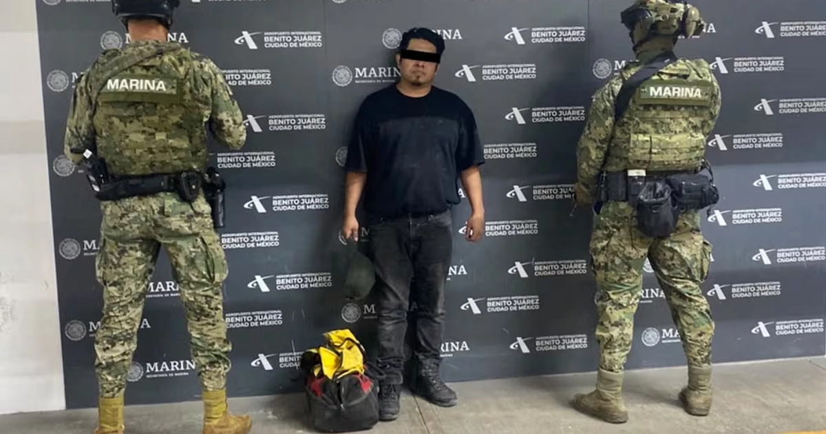 Tres personas fueron detenidas en el Aeropuerto Internacional de la Ciudad de México (29/10/26). Foto: Semar