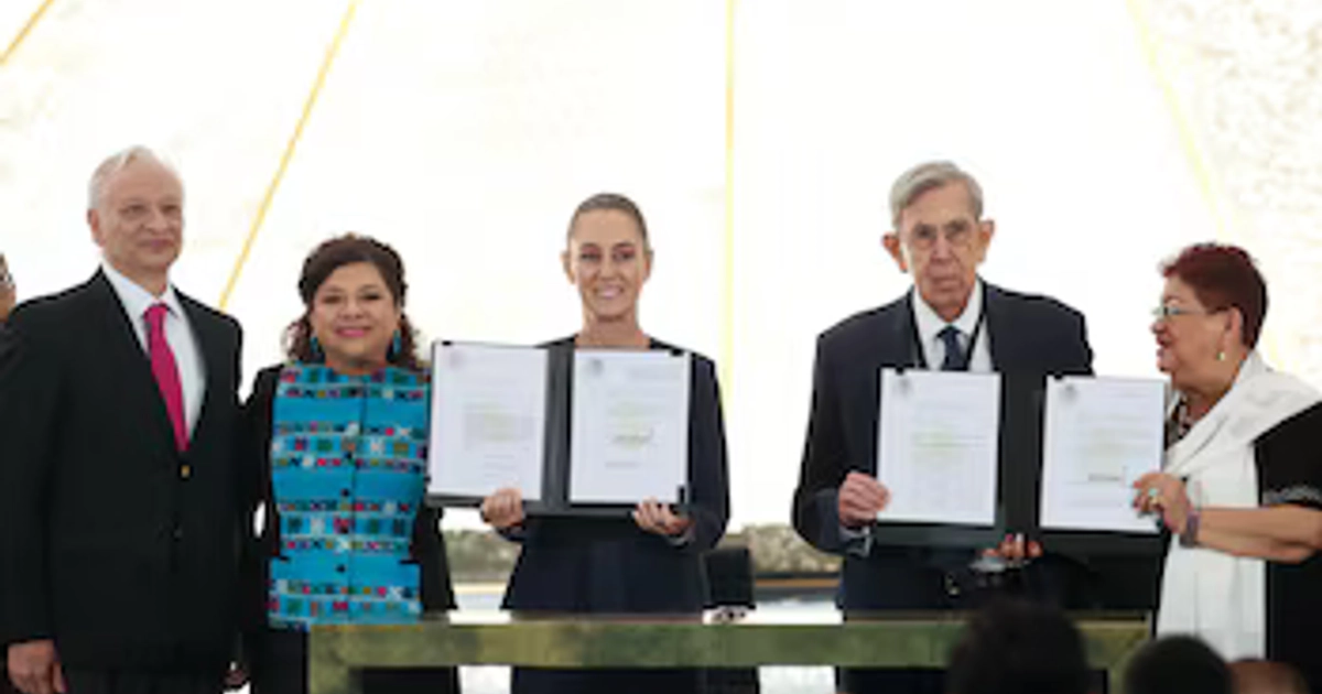 La presidenta de México, Claudia Sheinbaum, sostiene un documento mientras se encuentra junto a la jefa de Gobierno de la Ciudad de México, Clara Brugada; Cuauhtémoc Cárdenas; Víctor Rodríguez Padilla, director general de Petróleos Mexicanos (Pemex), y Ernestina Godoy, durante un evento conmemorativo por el 87 aniversario de la empresa petrolera estatal, fundada tras la expropiación de compañías petroleras extranjeras. El acto se realizó en la Ciudad de México el 18 de marzo de 2025.  REUTERS/Henry Romero