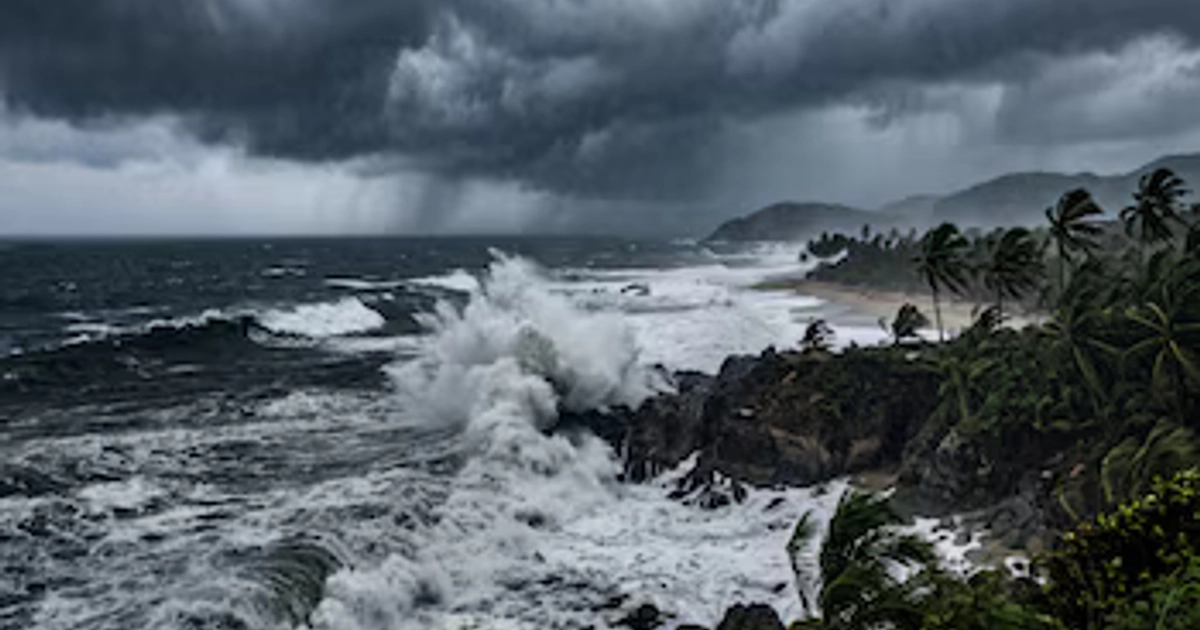 Fuertes olas impactan contra los acantilados de la costa del Pacífico mexicano durante el paso de una tormenta tropical con intensos vientos y lluvias. (Imagen Ilustrativa Infobae)