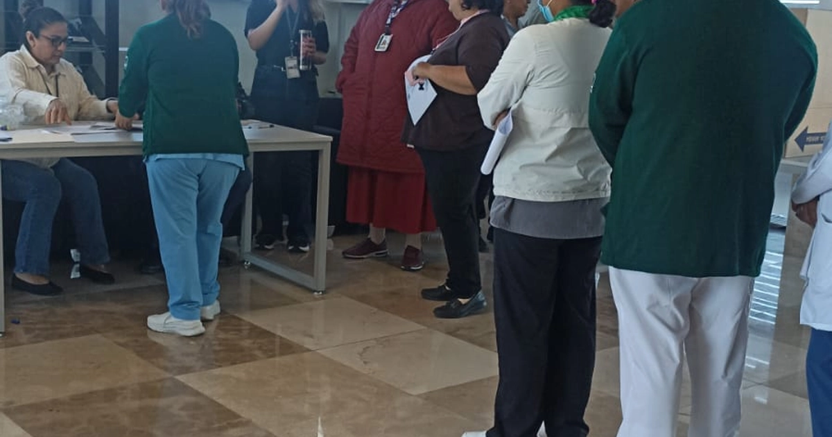 Personal médico y administrativo manifestándose