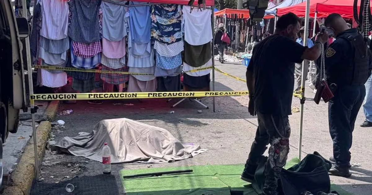 De acuerdo con los primeros reportes, la mujer habría sido alcanzada por una bala perdida. 14/10/2026. | Foto: Valente Rosas/El Universal.