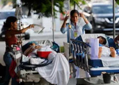 Pacientes del Hospital Aquilino Tejeira son atendidos luego del terremoto de magnitud 7,7 que sacudió el sureste de Panamá. (Infobae Centroamérica/ EFE/ Bienvenido Velasco)