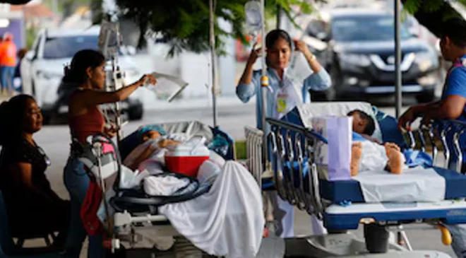 Pacientes de hospital en Panamá son atendidos en la calle tras fuerte terremoto que generó daños estructurales