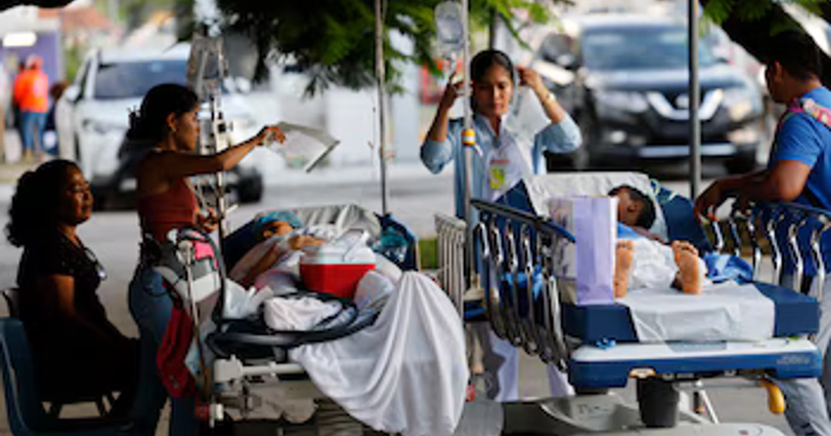Pacientes del Hospital Aquilino Tejeira son atendidos luego del terremoto de magnitud 7,7 que sacudió el sureste de Panamá. (Infobae Centroamérica/ EFE/ Bienvenido Velasco)