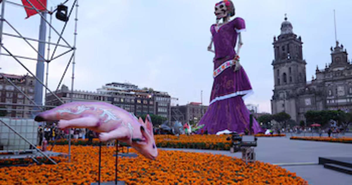 Una figura monumental de la Catrina y esculturas tradicionales ocupan la plaza del Zócalo de la Ciudad de México durante las actividades del Día de Muertos. (Gobierno CDMX)