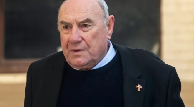Condenan a exobispo católico australiano por abusar sexualmente de jóvenes indígenas; recibe más de 6 años de prisión